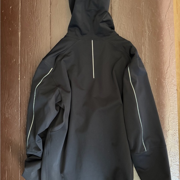 lululemon athletica Men's Black Windbreaker - Picture 5 of 16